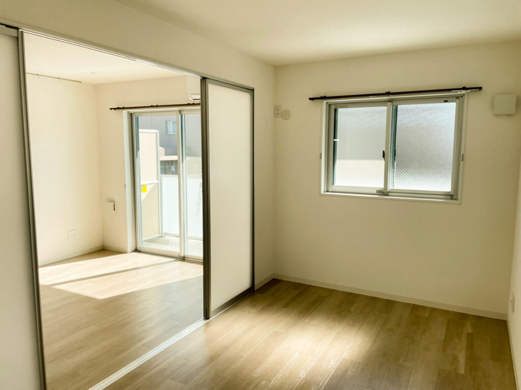 引き戸で間取りが仕切られた部屋