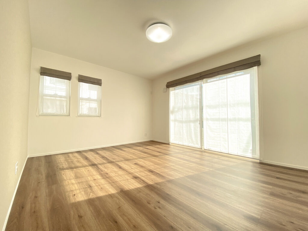 太陽の光が差し込む洋室