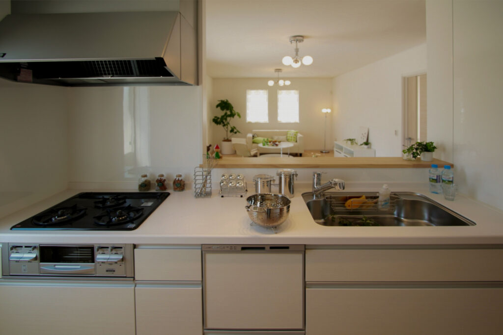 白を基調としたカウンターキッチン