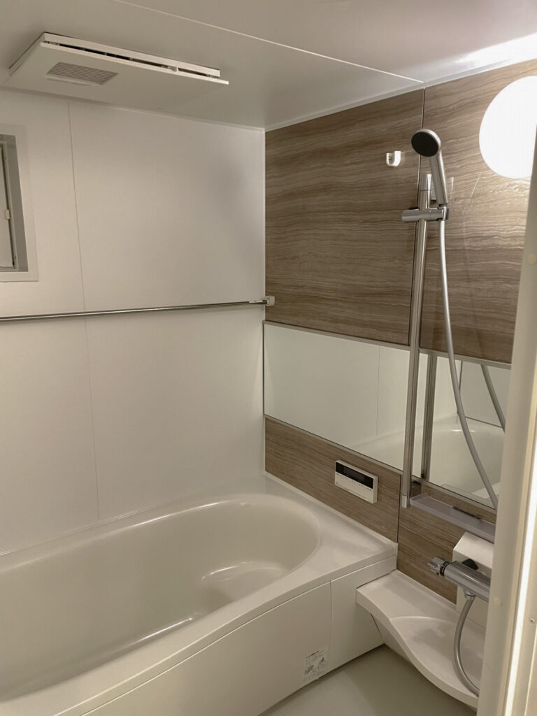 白とベージュを基調とした綺麗な浴室