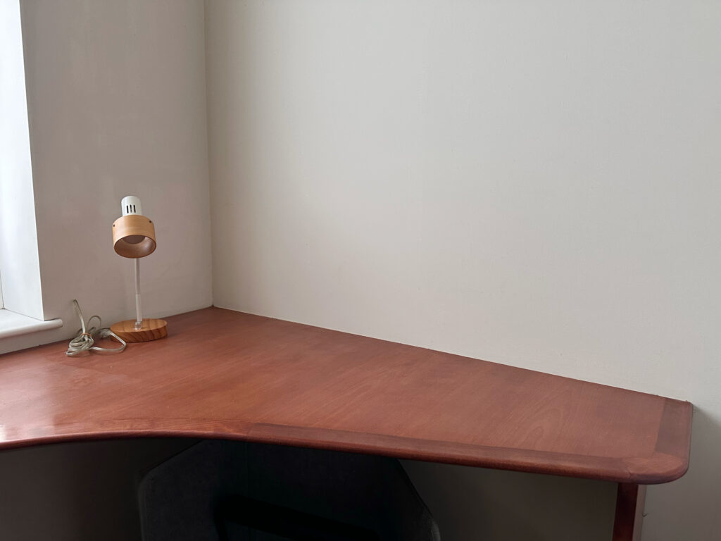 壁に沿ったオーダーメイドの木製テーブル