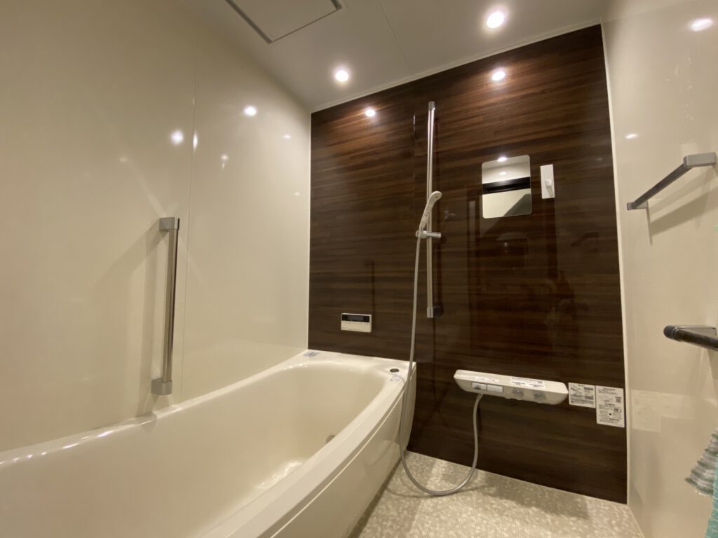 白とダークブランを基調とした綺麗な浴室