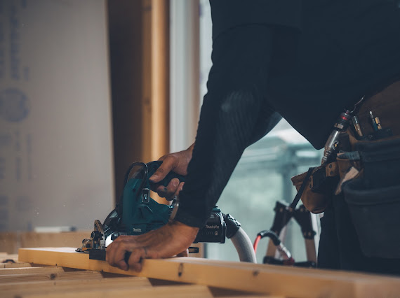 木材を丸鋸で切る作業員