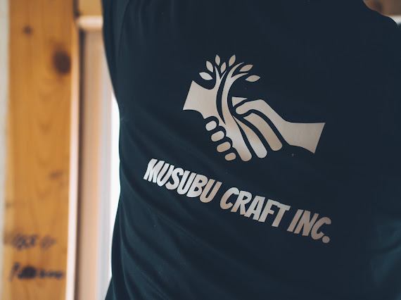 MUSUBU CRAFT株式会社のロゴが入った服を着た後ろ姿