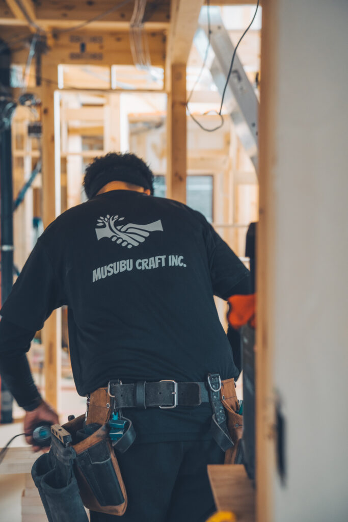 大工工事をしている作業員