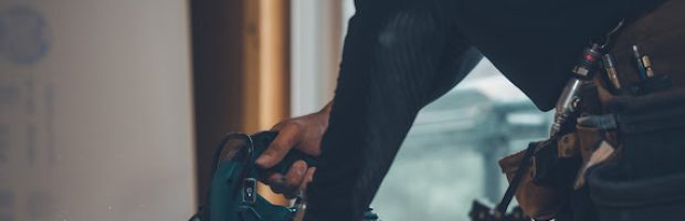 木材を丸鋸で切る作業員