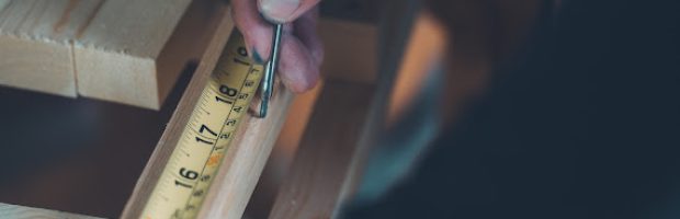 木材をメジャーで測って印をつける